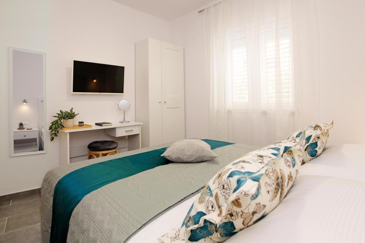 Santa Cruz Apartments Supetar Exterior photo