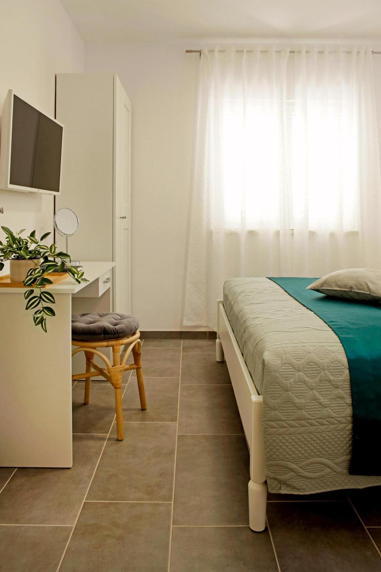 Santa Cruz Apartments Supetar Exterior photo